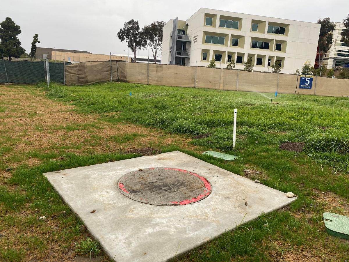 Acceso a un pozo seco en el campo de fútbol de West Los Angeles College